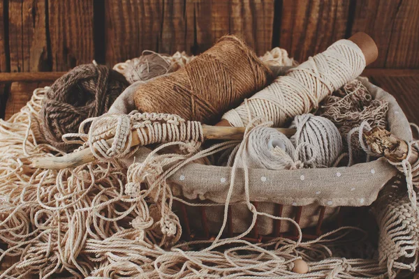 編み物 マクラメ 糸と枝編み細工品バスケットの自然な色のスレッド 女性の趣味 — ストック写真