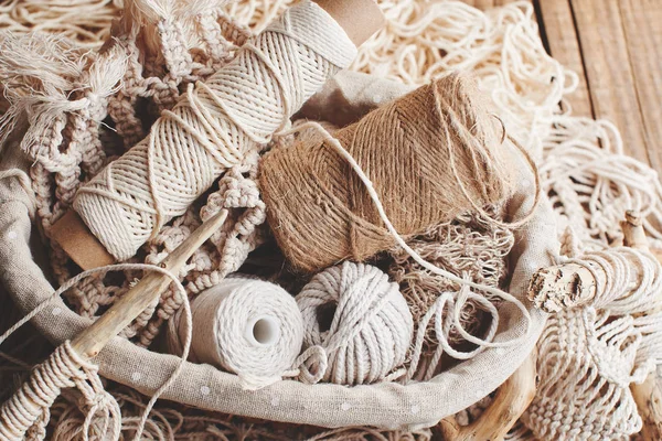 Handwerk Macrame Breien Garen Draad Van Natuurlijke Kleuren Een Rieten — Stockfoto