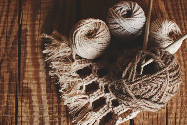 Needlework Macrame Merajut Benang Dan Benang Warna Alami Dalam Keranjang — Stok Foto