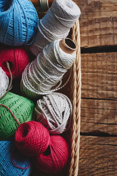 Needlework Macrame Merajut Benang Dan Benang Warna Cerah Dalam Keranjang — Stok Foto