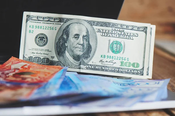 Dollar Und Tenge Auf Dem Laptop Geld Von Kasachstan Unternehmen — Stockfoto