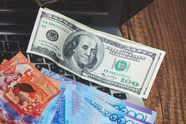 Dollar Und Tenge Auf Dem Laptop Geld Von Kasachstan Unternehmen — Stockfoto