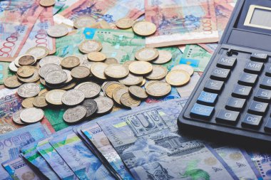 Kazak tenge sikke ve faturaları hesap makinesi ile yığını