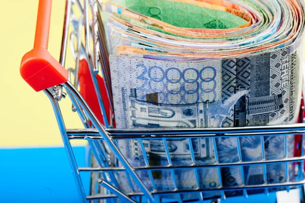 Kasachische Tenge Spielzeug Einkaufswagen Auf Blauem Und Gelbem Hintergrund Nahaufnahme — Stockfoto