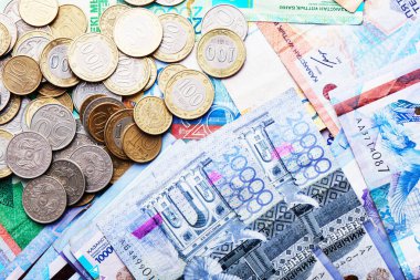 Kazak tenge sikke ve faturaları yığını 