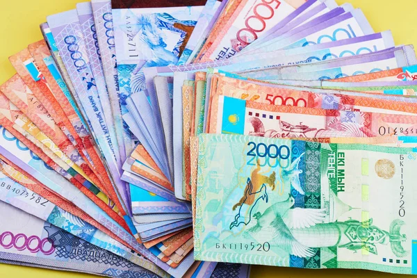 Stapel Von Kasachischen Tenge Banknoten Auf Gelbem Hintergrund — Stockfoto