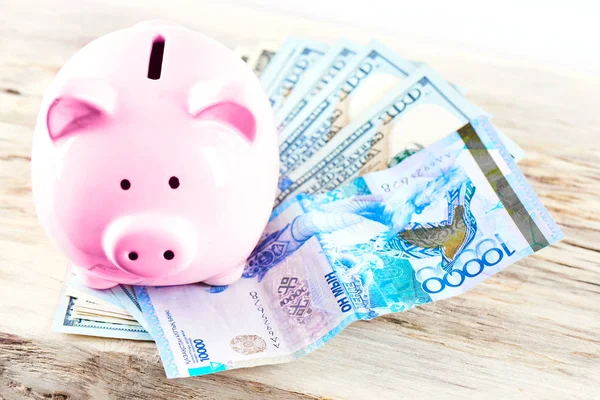 Piggy Bank Geld Van Kazachs Dollars Een Houten Tafel Closeup — Stockfoto