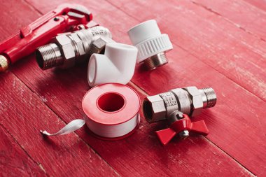 Sıhhi tesisat donatım siyah eski püskü arka planda, yakın çekim