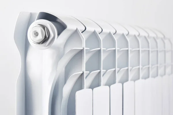 Μπαταρία Υδραυλικά Θέρμανση Διμεταλλικός Καλοριφέρ Αλουμινίου Ένα Λευκό Φόντο Closeup — Φωτογραφία Αρχείου