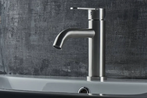 Fontanería Interior Del Baño Fregadero Grifo Sobre Fondo Blanco Negro — Foto de Stock