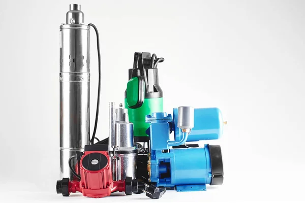 Verschiedene Pumpanlagen Für Heizung Und Wasserversorgung Auf Weißem Hintergrund Isoliert — Stockfoto