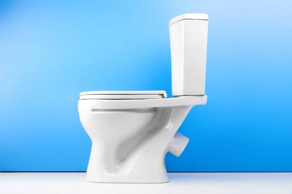 Mangkuk Toilet Putih Dengan Latar Belakang Biru Putih Terisolasi Tampilan — Stok Foto