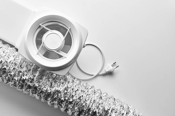 компоненты системы вентиляции на белом фоне
