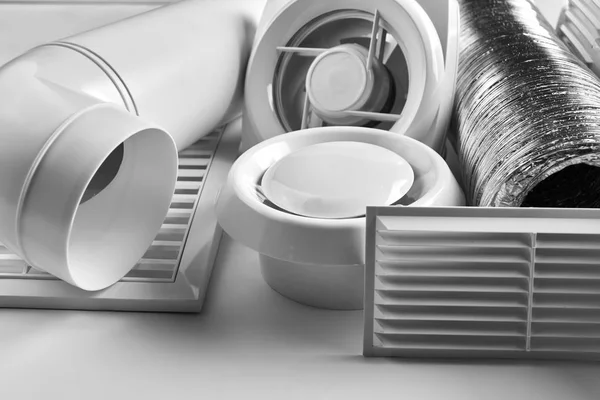 Havalandırma sistemi bileşenlerini beyaz arka plan yan görünüm
