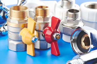 Sıhhi tesisat parçaları, aksesuarları ve mavi beyaz zemin üzerinde araçları.