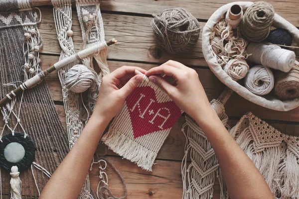 Mani Femminili Che Tessono Macrame Tavolo Legno Fallo Solo Vista — Foto Stock