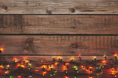 Kopya alanı ile ahşap arka plan üzerinde Noel çelenk.