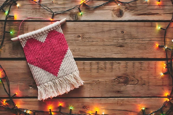 Gift Valentine Day Macrame Red Heart Framed Christmas Garland Wooden — Stock Photo, Image