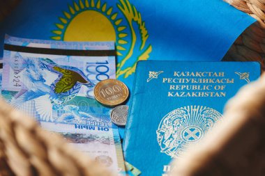 Pasaport, para ve bir hasır sepet Kazakistan'da bayrağı kapat.