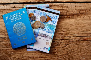 Kazakistan para ve pasaport ahşap masa üzerinde Kapat