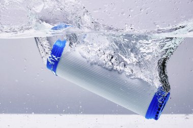 Beyaz arka plan üzerinde izole evi su filtrasyon sistemi için yeni karbon filtre kartuşu. Sıçrama. Kavramı.