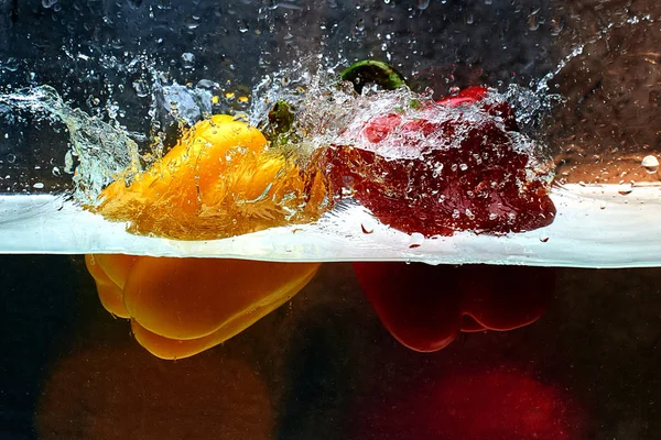 Two Sweet Bell Peppers Yellow Red Splash Water Cooking Concept — Stock Photo, Image