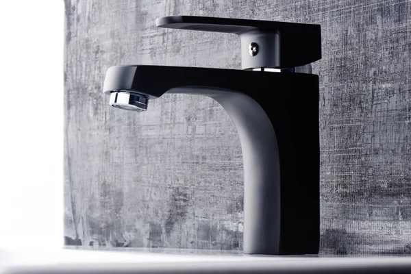 浴室のインテリア 黒と白の背景に蛇口シンク — ストック写真
