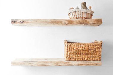 Ahşap raflar dekor öğeleri ile. Ev iç