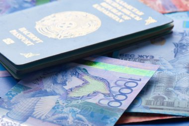 Kazak para ve pasaport kapat
