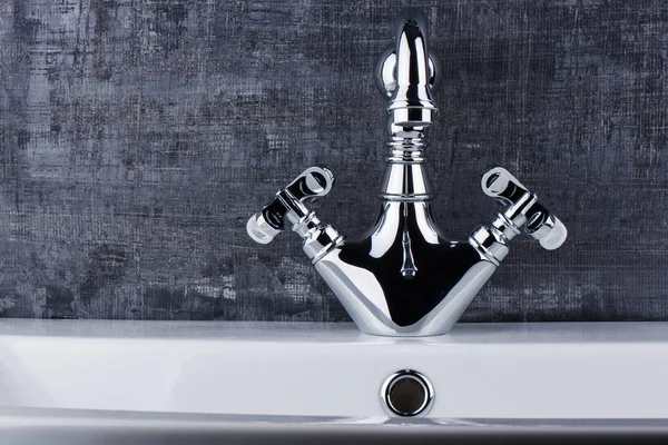 Encanamento Interior Casa Banho Faucet Pia Fundo Preto Branco — Fotografia de Stock