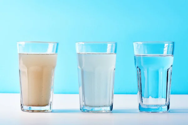 Wasserfilter Konzept Von Drei Gläsern Auf Weißblauem Hintergrund Haushaltsfiltersystem — Stockfoto