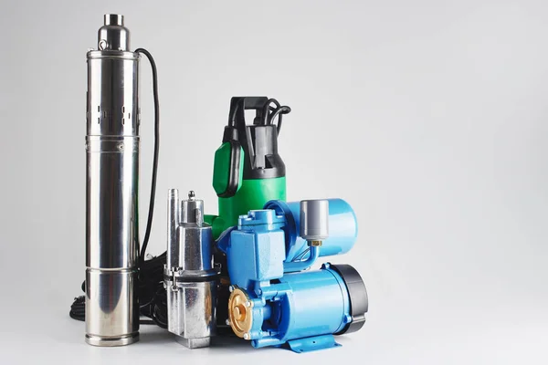 Berbagai Peralatan Pompa Untuk Pemanasan Dan Pasokan Air Pada Latar — Stok Foto