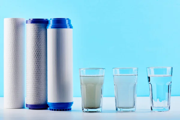 Water Filters Concept Koolstof Cartridges Een Drie Glazen Een Wit — Stockfoto