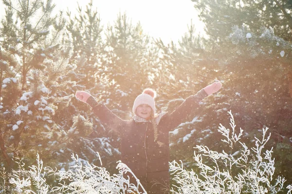 Kleines Russisches Mädchen Breitet Die Arme Vor Glück Verschneiten Winterwald — Stockfoto