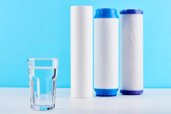 Filtros Agua Cartuchos Carbono Vaso Sobre Fondo Azul Blanco Sistema — Foto de Stock