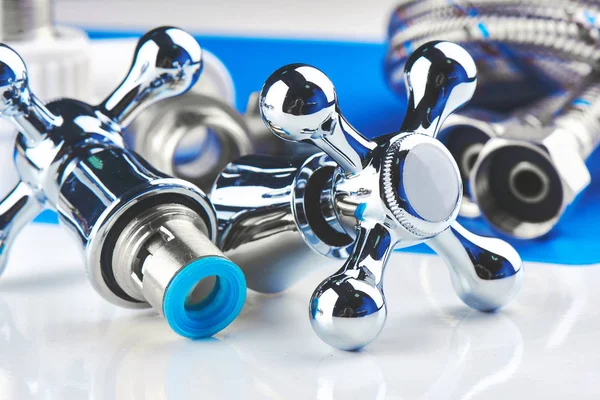 Sıhhi tesisat parçaları, aksesuarları ve mavi beyaz zemin üzerinde araçları.