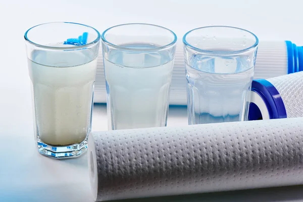 Waterfilters Koolstof Cartridges Glazen Een Witte Achtergrond Huishoudelijke Filtersysteem — Stockfoto