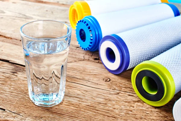 Waterfilters Koolstof Cartridges Een Glas Water Een Houten Achtergrond Huishoudelijke — Stockfoto