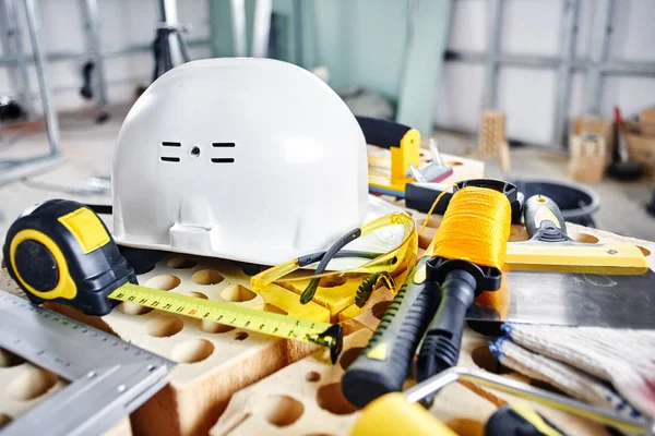 Ev tamir. İnşaat araçları, tuğla ve kask