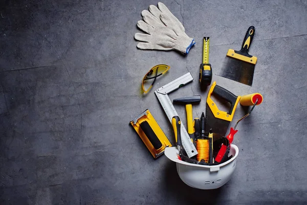 siyah duvar arka plan üstten görünüm üzerinde inşaat araçlar kümesi