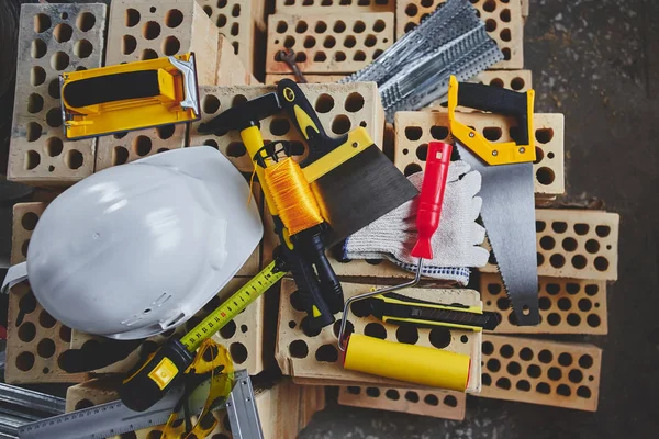 Hausreparaturen Bauwerkzeuge Ziegel Und Helm Von Oben — Stockfoto