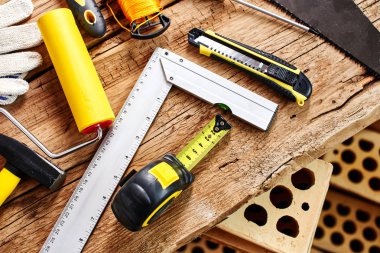 Ahşap arkaplan görünümünde inşaat araçları seti