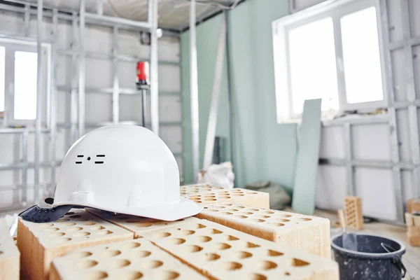 Hausreparaturen Bauwerkzeuge Ziegel Und Helm — Stockfoto