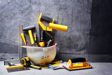 siyah duvar arka plan üzerinde inşaat araçlar kümesi 