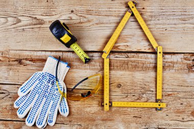 Ahşap arkaplan görünümünde inşaat araçları seti