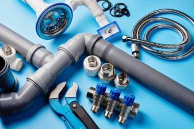 mavi arka plan üstte ve sıhhi tesisat araçları vie