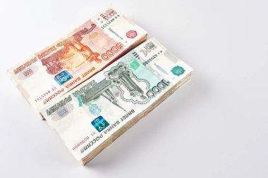 Ruble. Beyaz bir arka plan üzerinde Rus kağıt para