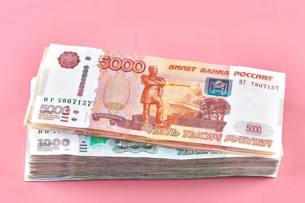 Rublos Papel Moneda Ruso Sobre Fondo Rosa —  Fotos de Stock