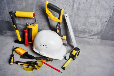 siyah duvar arka plan üzerinde inşaat araçlar kümesi 