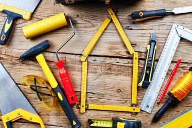 Ahşap arkaplan görünümünde inşaat araçları seti